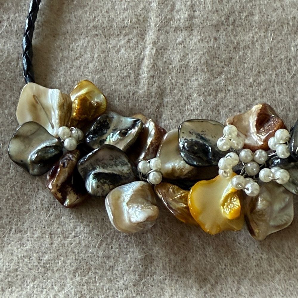 Floral shell necklace - Picture 3 of 5